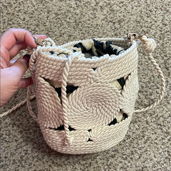 Elegant Beige Woven Handbag - Picture 3 of 4